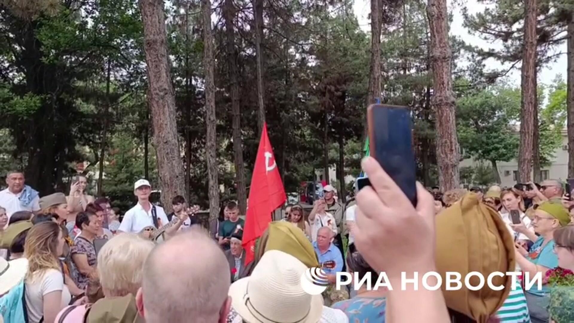 В Ташкенте после Бессмертного полка поют песни военных лет В Ташкенте после Бессмертного полка поют песни военных лет - РИА Новости, 1920, 09.05.2025