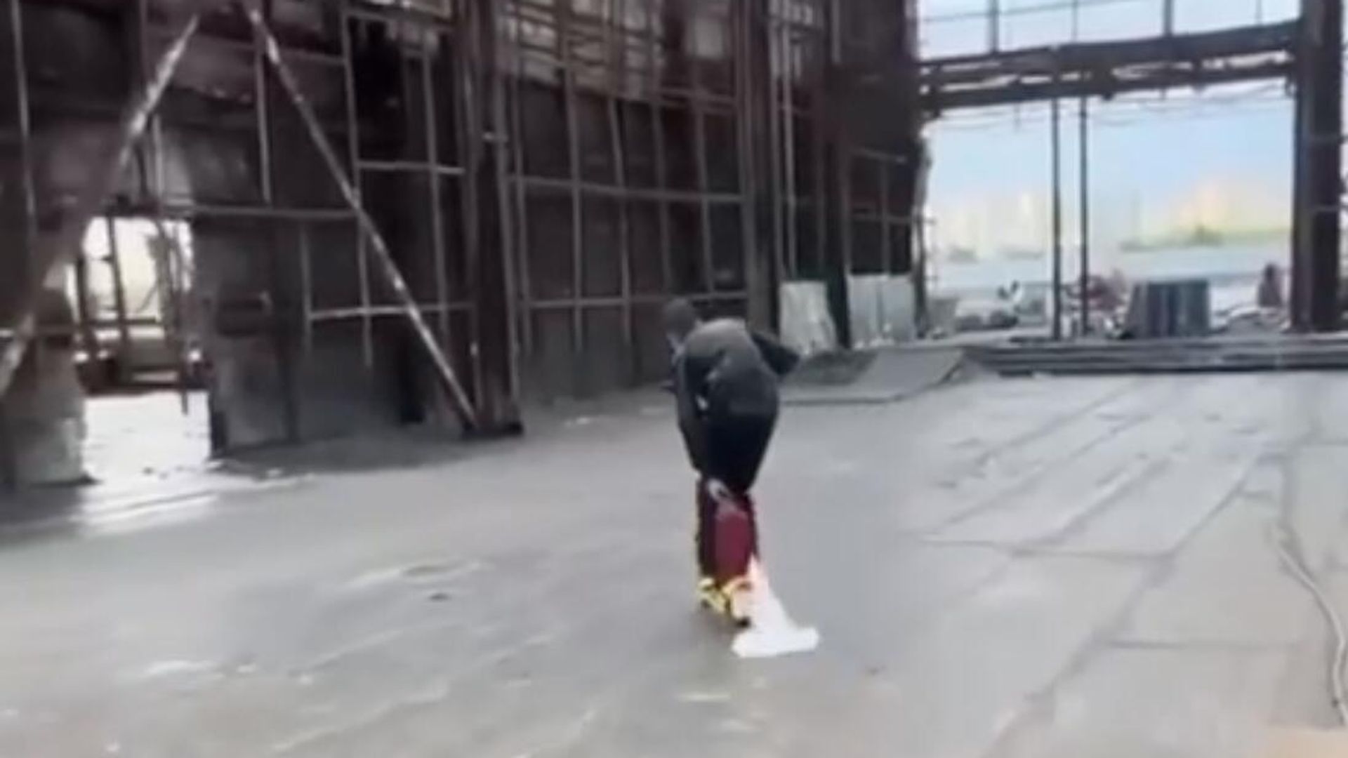 Подросток на электросамокате катается по территории пострадавшего от пожара концертного зала Крокус Подросток на электросамокате катается по территории пострадавшего от пожара концертного зала Крокус - РИА Новости, 1920, 09.05.2025