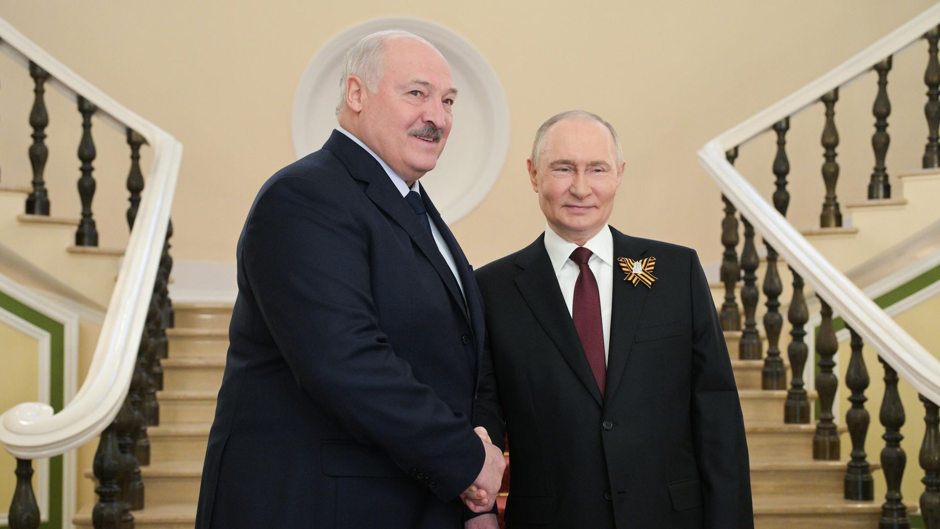 Президент России Владимир Путин приветствует президента Белоруссии Александра Лукашенко Президент России Владимир Путин приветствует президента Белоруссии Александра Лукашенко - РИА Новости, 1920, 03.07.2025