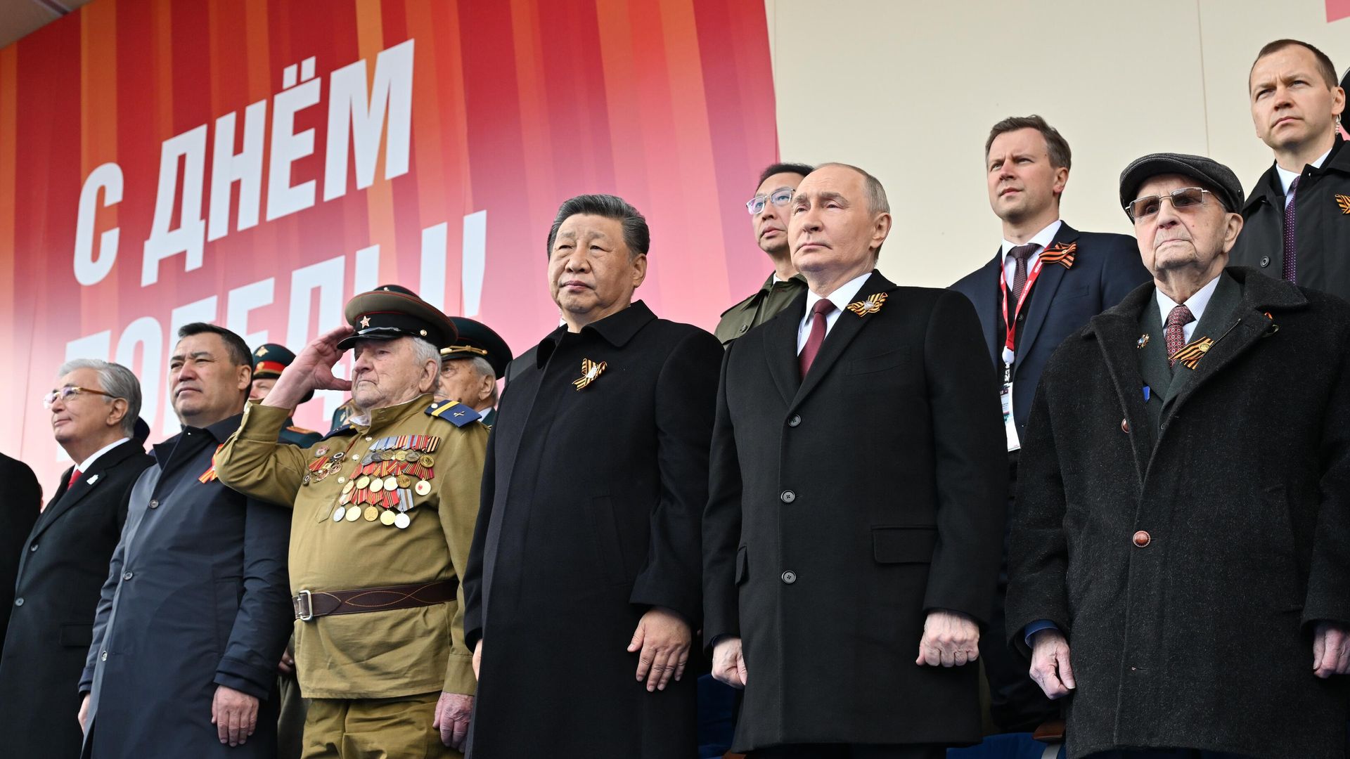 Президент России Владимир Путин и председатель КНР Си Цзиньпин на Красной площади в Москве на военном параде, посвященном 80-летию Победы - РИА Новости, 1920, 09.05.2025