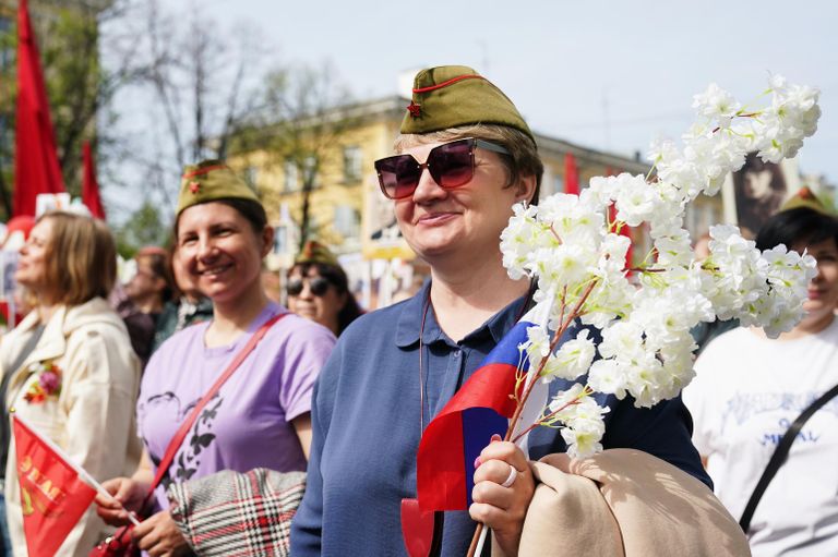 Участница акции Бессмертный полк во время празднования 80-летия Победы в Великой Отечественной войне в Кемерово
