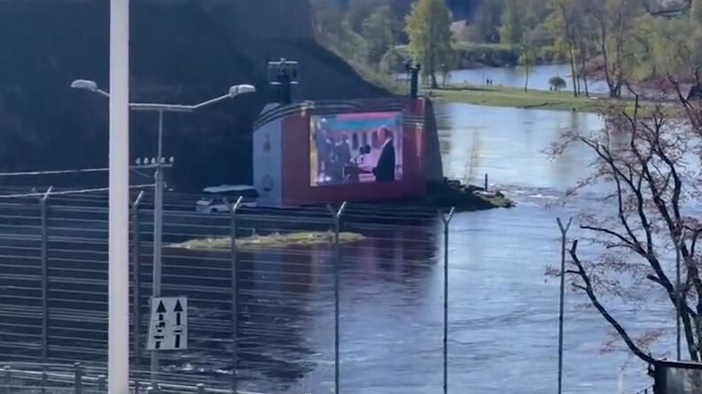 Трансляция парада Победы с берега Ивангород для жителей эстонской Нарвы Трансляция парада Победы с берега Ивангород для жителей эстонской Нарвы - РИА Новости, 1920, 09.05.2025