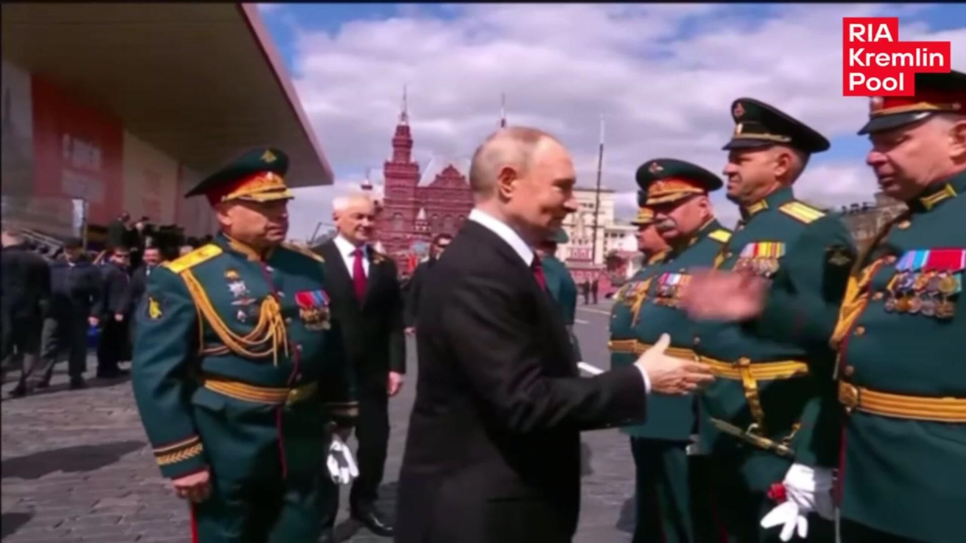 Путин лично приветствует военных, прошедших по Красной площади Путин лично приветствует военных, прошедших по Красной площади - РИА Новости, 1920, 09.05.2025