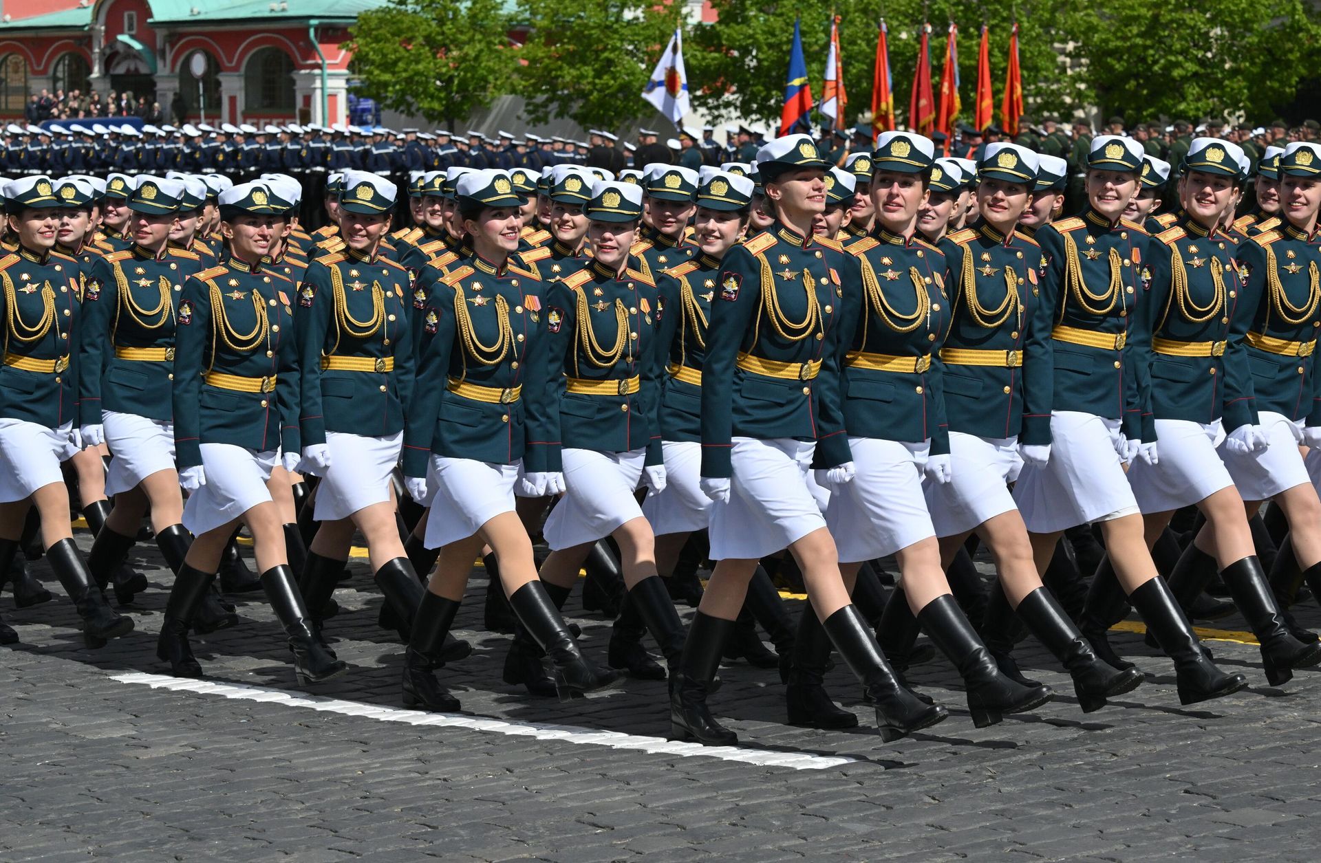 Парадный расчет военнослужащих-женщин на Красной площади в Москве на военном параде, посвященном 80-летию Победы в Великой Отечественной войне Парадный расчет военнослужащих-женщин на Красной площади в Москве на военном параде, посвященном 80-летию Победы в Великой Отечественной войне - РИА Новости, 1920, 29.04.2026