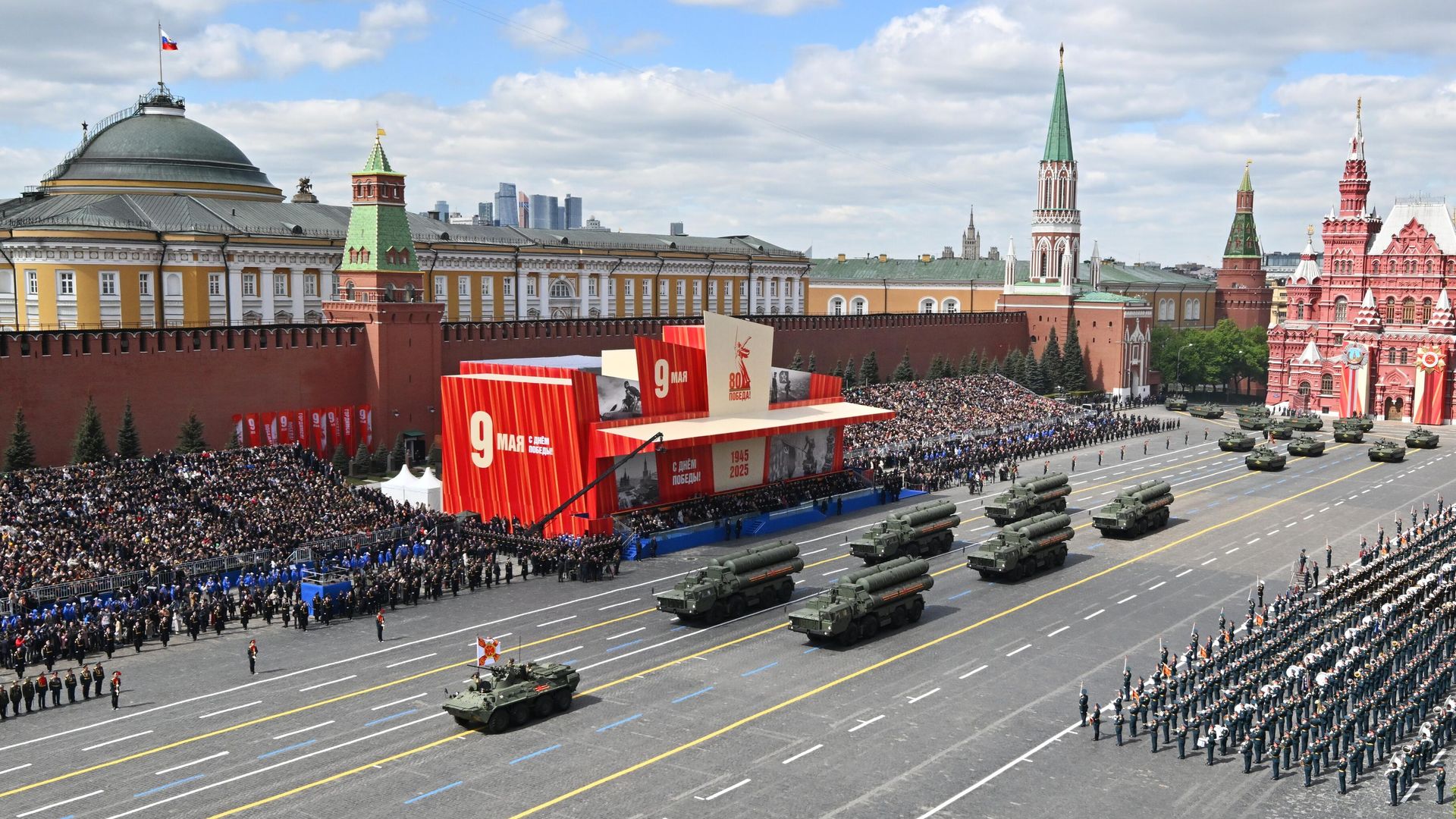 Бронетранспортер БТР-82А и зенитные ракетные системы С-400 на Красной площади в Москве на военном параде, посвященном 80-летию Победы в Великой Отечественной войне Бронетранспортер БТР-82А и зенитные ракетные системы С-400 на Красной площади в Москве на военном параде, посвященном 80-летию Победы в Великой Отечественной войне - РИА Новости, 1920, 09.05.2025