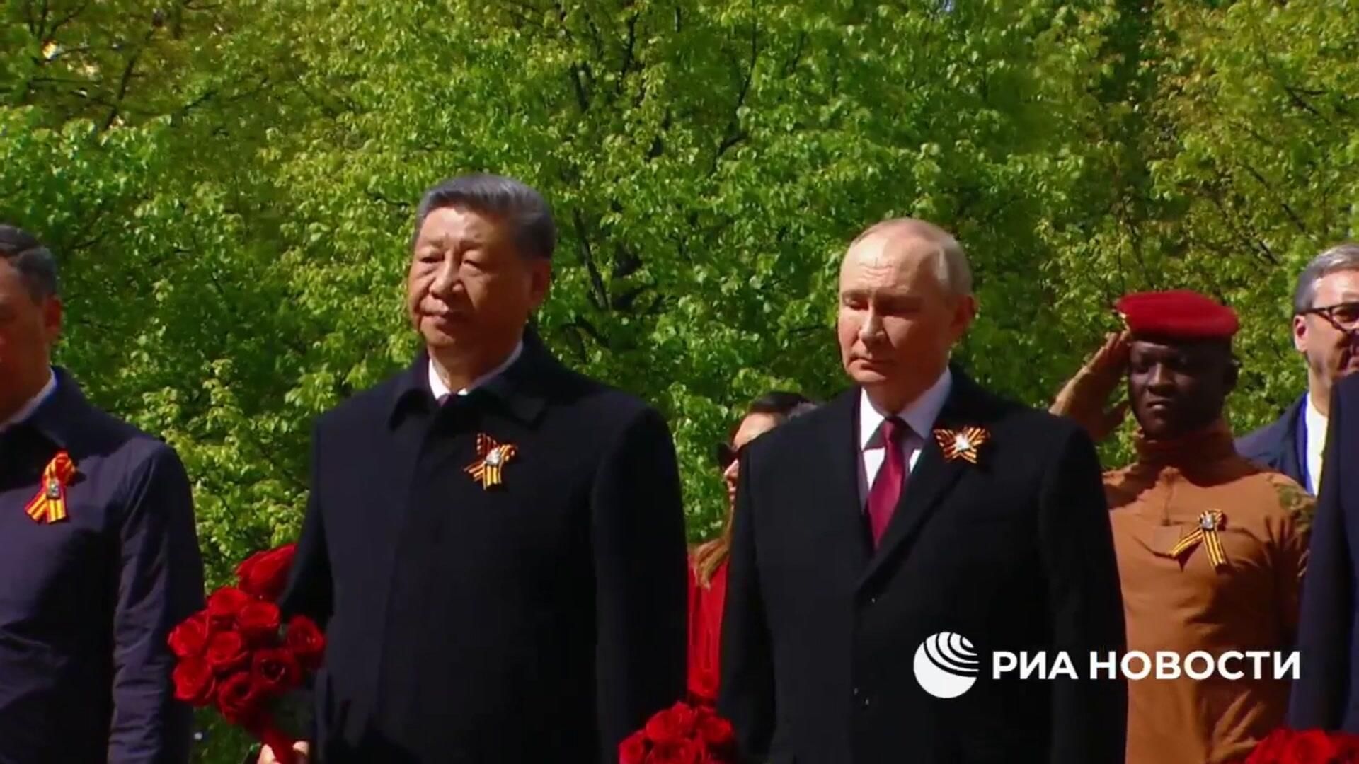 Путин с иностранными лидерами возложили цветы к Могиле Неизвестного Солдата - РИА Новости, 1920, 09.05.2025