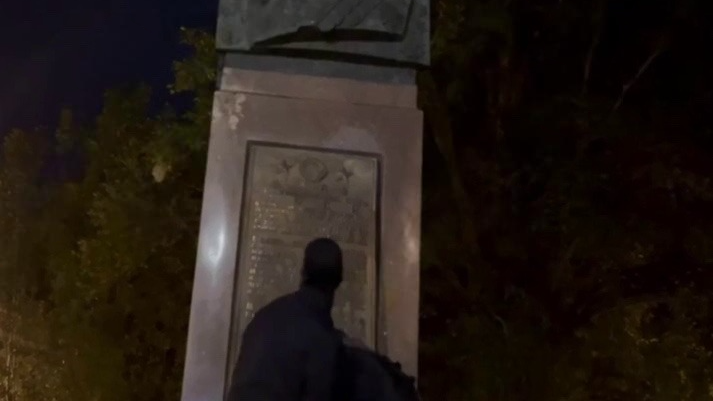 Неизвестные в масках сорвали табличку на памятнике советскому маршалу Малиновскому в Одессе - РИА Новости, 1920, 09.05.2025