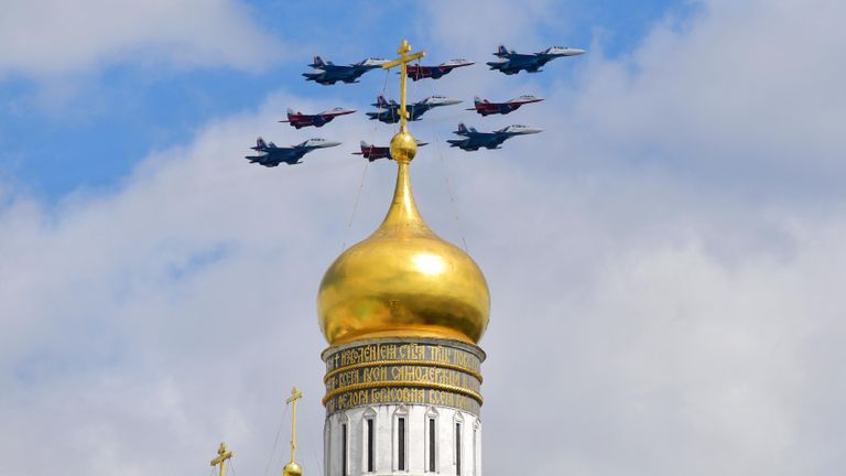 Строй Кубинский бриллиант из истребителей МиГ-29 и Су-30СМ пилотажных групп Русские витязи и Стрижи на военном параде на Красной площади в Москве, посвященном 80-летию Победы в Великой Отечественной войне Строй Кубинский бриллиант из истребителей МиГ-29 и Су-30СМ пилотажных групп Русские витязи и Стрижи на военном параде на Красной площади в Москве, посвященном 80-летию Победы в Великой Отечественной войне