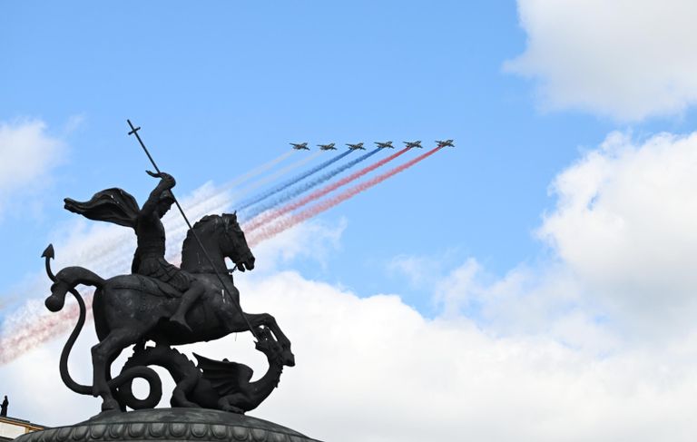 Штурмовики Су-25 на военном параде на Красной площади в Москве, посвященном 80-летию Победы в Великой Отечественной войне Штурмовики Су-25 на военном параде на Красной площади в Москве, посвященном 80-летию Победы в Великой Отечественной войне