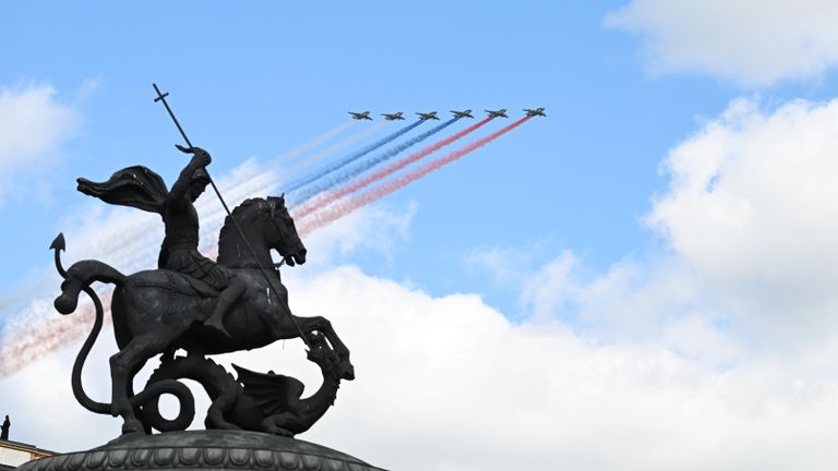 Штурмовики Су-25 на военном параде на Красной площади в Москве, посвященном 80-летию Победы в Великой Отечественной войне Штурмовики Су-25 на военном параде на Красной площади в Москве, посвященном 80-летию Победы в Великой Отечественной войне