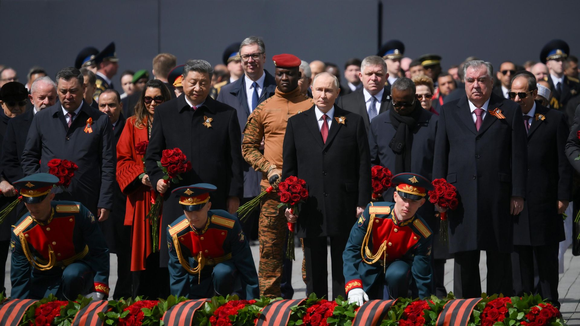 Владимир Путин и иностранные лидеры на церемонии возложения цветов к Могиле Неизвестного Солдата Владимир Путин и иностранные лидеры на церемонии возложения цветов к Могиле Неизвестного Солдата - РИА Новости, 1920, 10.05.2025