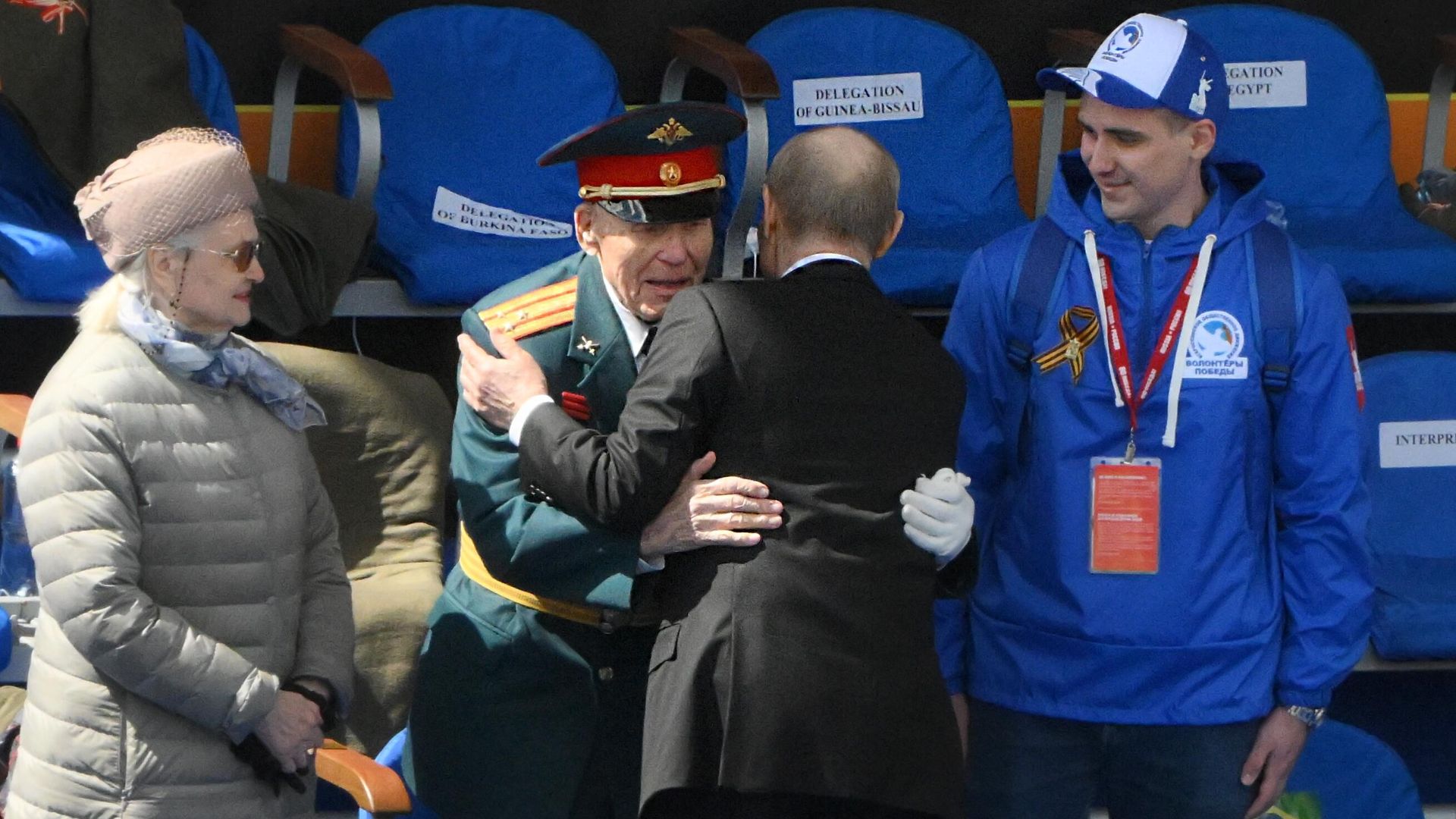 Президент России Владимир Путин приветствует ветерана Великой Отечественной войны Ивана Лыткина на Красной площади в Москве на военном параде, посвященном 80-летию Победы Президент России Владимир Путин приветствует ветерана Великой Отечественной войны Ивана Лыткина на Красной площади в Москве на военном параде, посвященном 80-летию Победы - РИА Новости, 1920, 10.05.2026