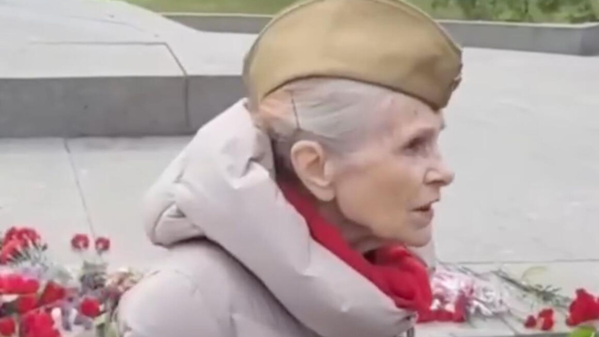 Жительница Киева в пилотке с красной звездой в парке Славы Жительница Киева в пилотке с красной звездой в парке Славы - РИА Новости, 1920, 09.05.2025