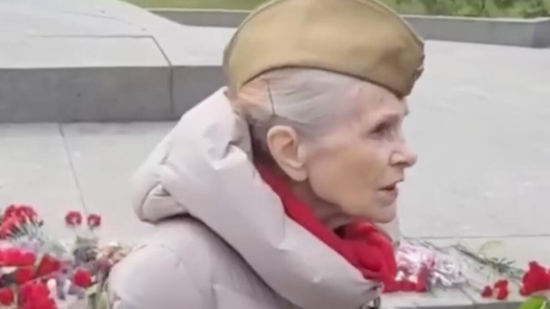 Жительница Киева в пилотке с красной звездой в парке Славы Жительница Киева в пилотке с красной звездой в парке Славы - РИА Новости, 1920, 09.05.2025