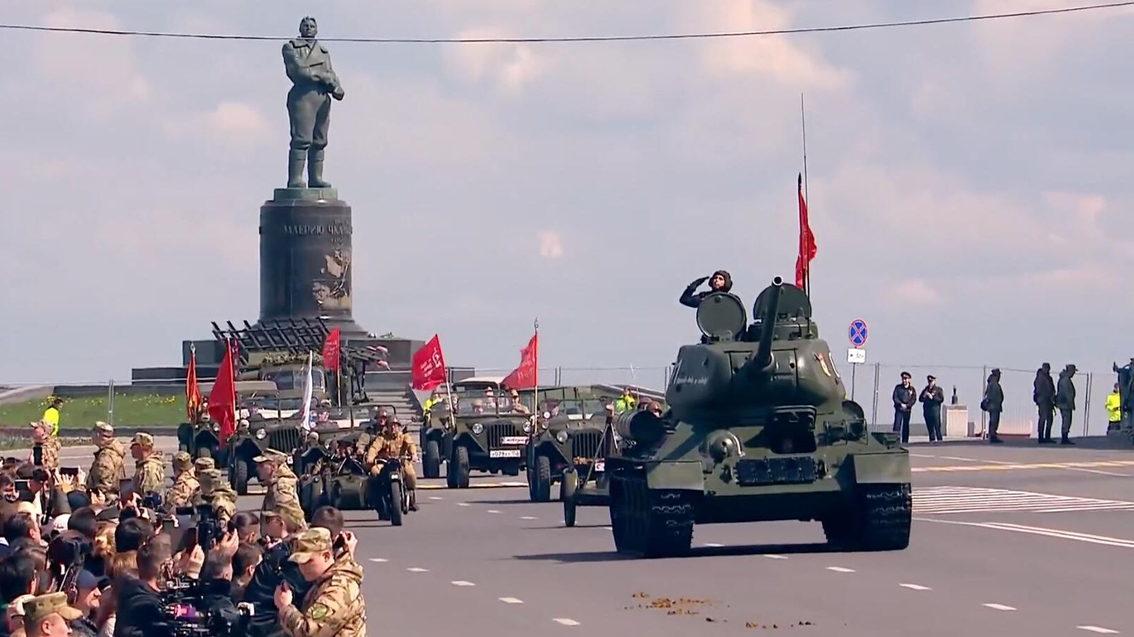 Торжественное прохождение войск Нижегородского гарнизона и техники в Нижнем Новгороде. Кадр видео - РИА Новости, 1920, 09.05.2025