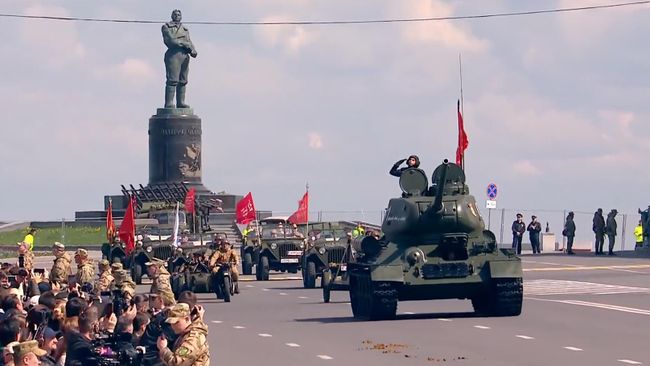 Торжественное прохождение войск Нижегородского гарнизона и техники в Нижнем Новгороде. Кадр видео Торжественное прохождение войск Нижегородского гарнизона и техники в Нижнем Новгороде. Кадр видео