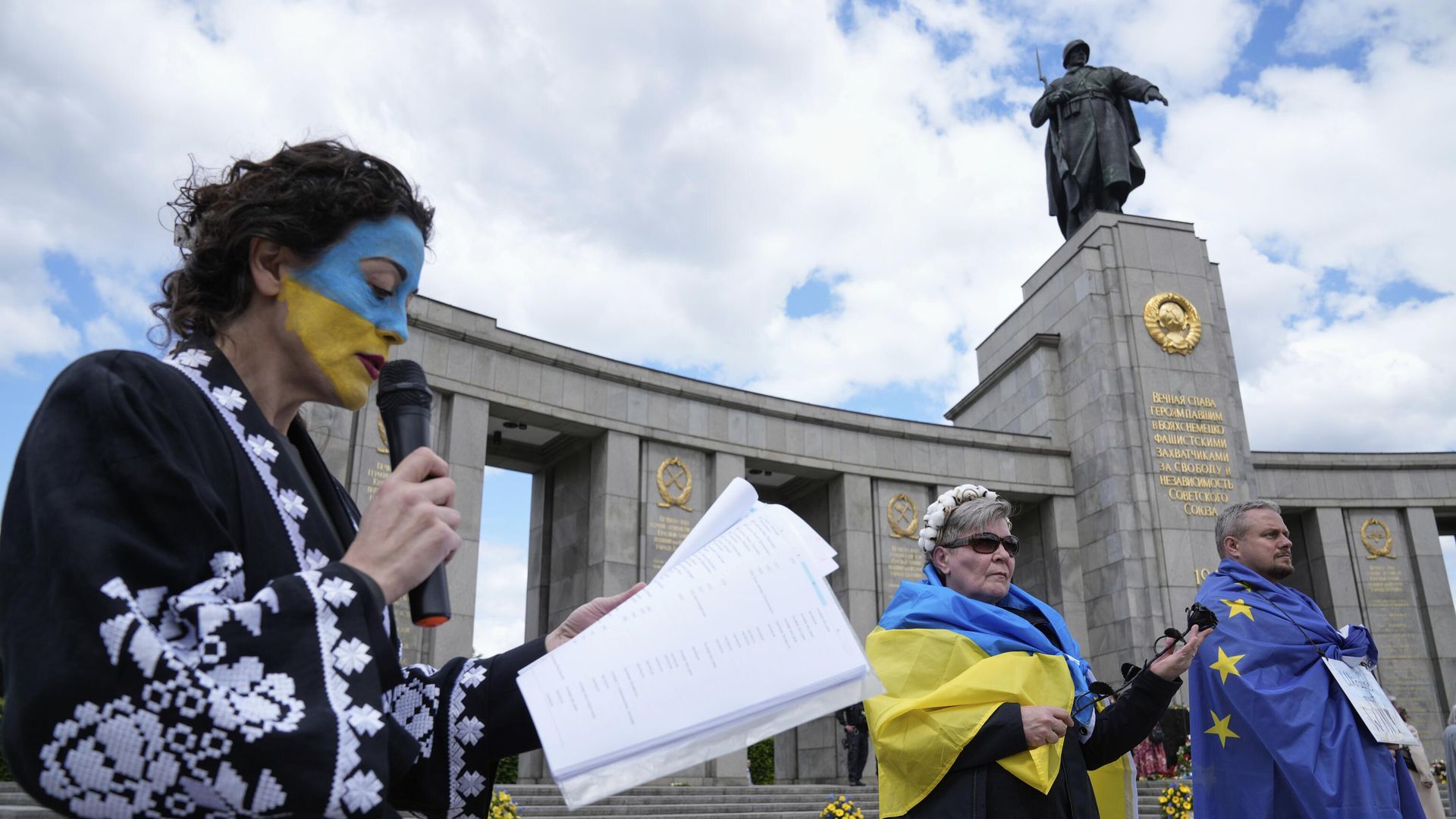 Проукраинские демонстранты на советском воинском мемориале в Тиргартене, Берлин. 9 мая 2025 года Проукраинские демонстранты на советском воинском мемориале в Тиргартене, Берлин. 9 мая 2025 года - РИА Новости, 1920, 09.05.2025