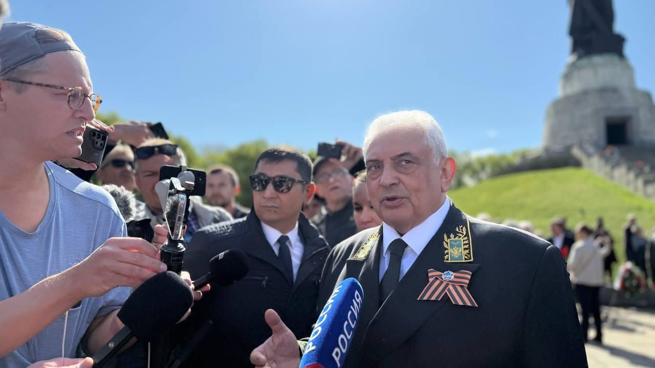 Посол России в Германии Сергей Нечаев на церемонии возложения цветов к советскому воинскому мемориалу в Трептов-парке в Берлине - РИА Новости, 1920, 07.05.2026