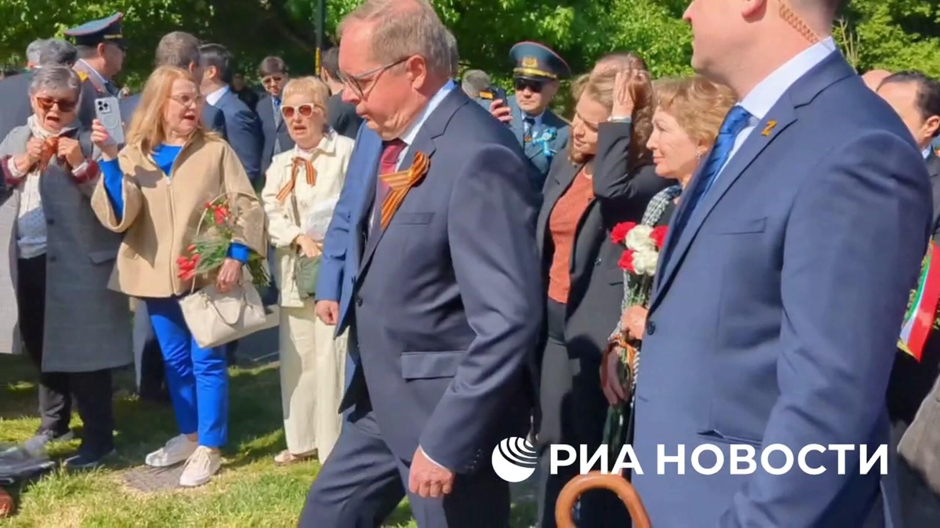 Возложение цветов к советскому мемориалу в Лондоне - РИА Новости, 1920, 09.05.2025