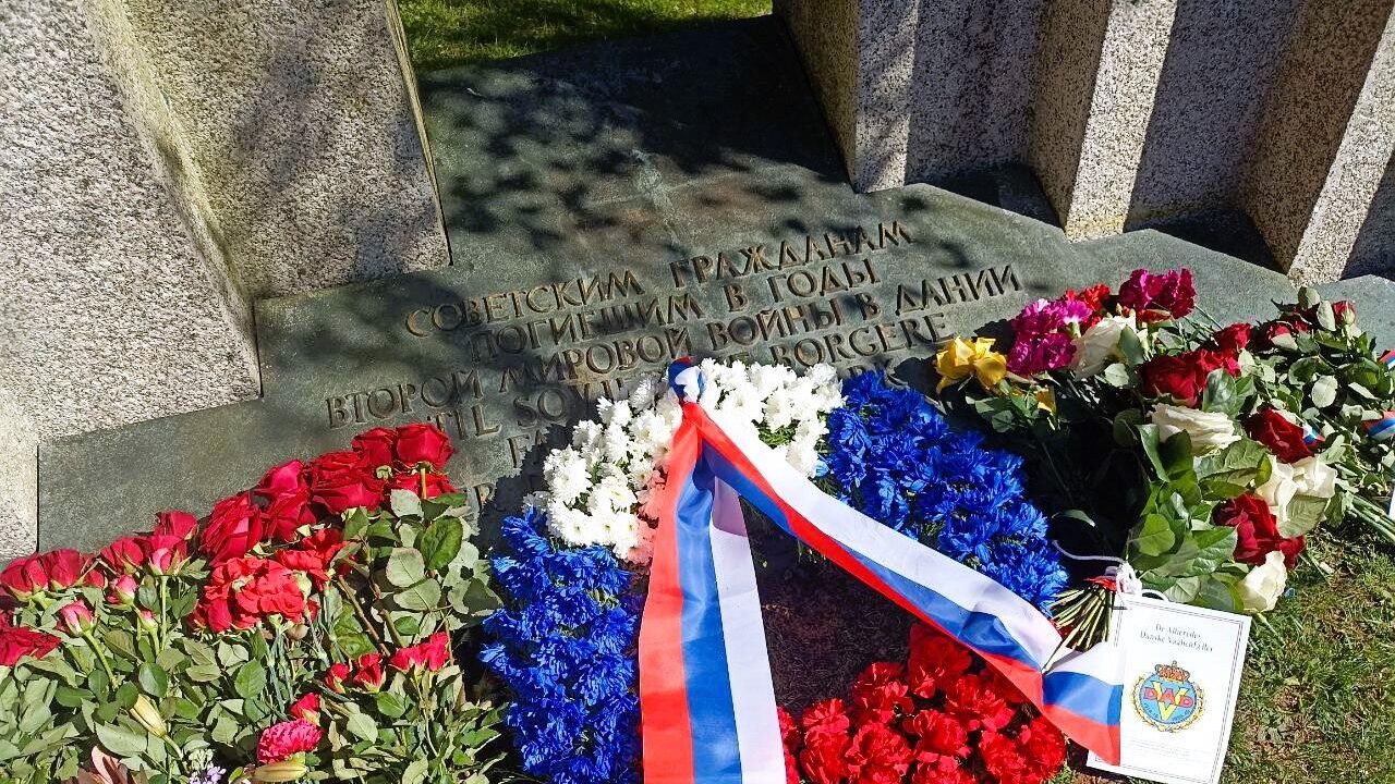 Памятная церемония по случаю 80-летия Победы в Великой Отечественной войне на кладбище Биспебьерг в Копенгагене Памятная церемония по случаю 80-летия Победы в Великой Отечественной войне на кладбище Биспебьерг в Копенгагене - РИА Новости, 1920, 09.05.2025