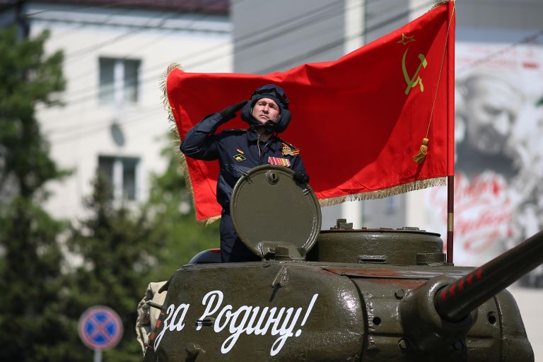 Танк Т-34-85 на военном параде в честь 80-летия Победы в Великой Отечественной войне в Новороссийске