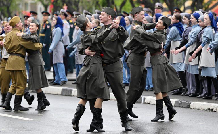 Театрализованное представление во время празднования 80-летия Победы в Великой Отечественной войне на проспекте им. газеты Красноярский рабочий в Красноярске