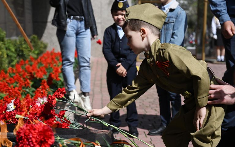 Церемония возложения цветов и венков к Вечному огню во время празднования 80-летия Победы в Великой Отечественной войне в Севастополе