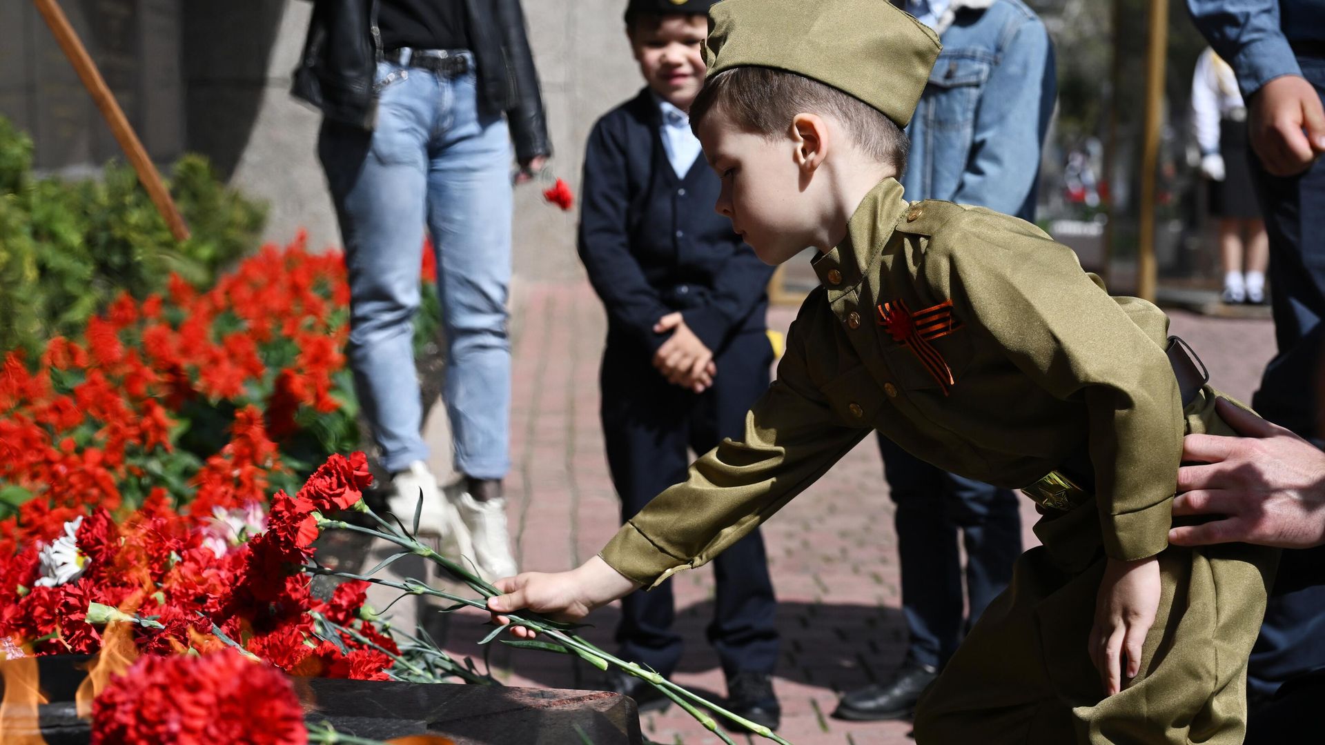 Церемония возложения цветов и венков к Вечному огню во время празднования 80-летия Победы в Великой Отечественной войне в Севастополе Церемония возложения цветов и венков к Вечному огню во время празднования 80-летия Победы в Великой Отечественной войне в Севастополе - РИА Новости, 1920, 25.05.2025