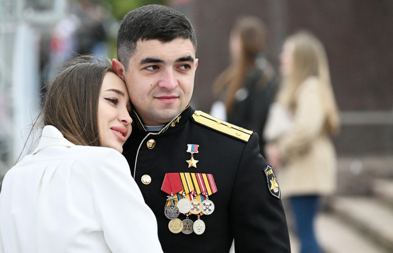 Герой России Сергей Шиманкин с супругой Аполлинарией перед парадом на праздновании 80-летия Победы в Великой Отечественной войне во Владивостоке