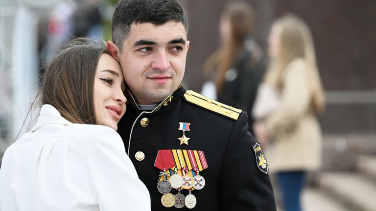 Герой России Сергей Шиманкин с супругой Аполлинарией перед парадом на праздновании 80-летия Победы в Великой Отечественной войне во Владивостоке Герой России Сергей Шиманкин с супругой Аполлинарией перед парадом на праздновании 80-летия Победы в Великой Отечественной войне во Владивостоке