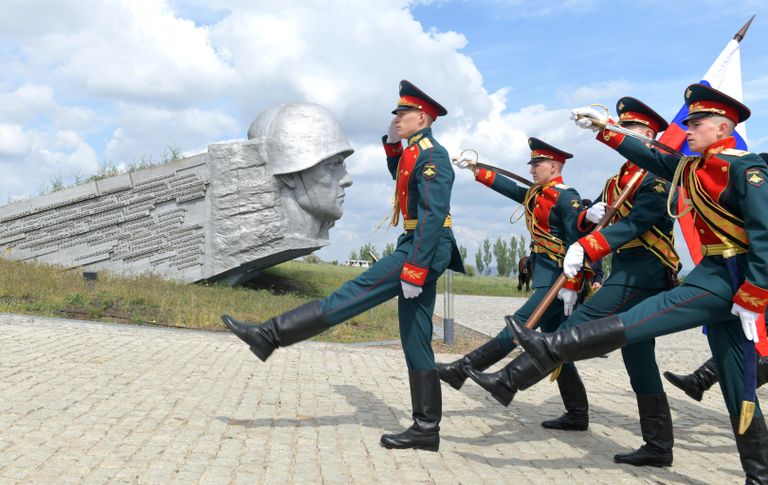 Военнослужащие на праздновании 80-летия Победы в Великой Отечественной войне на Саур-Могиле в ДНР