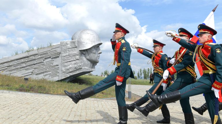Военнослужащие на праздновании 80-летия Победы в Великой Отечественной войне на Саур-Могиле в ДНР Военнослужащие на праздновании 80-летия Победы в Великой Отечественной войне на Саур-Могиле в ДНР