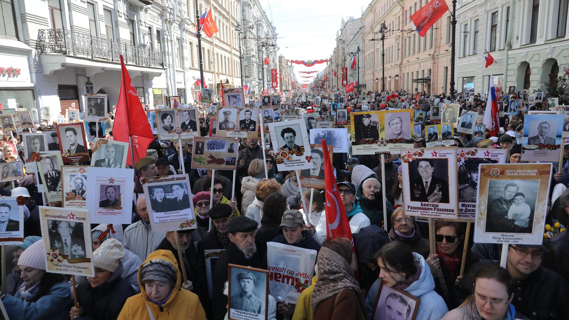 Участники акции Бессмертный полк во время празднования 80-летия Победы в Великой Отечественной войне в Санкт-Петербурге Участники акции Бессмертный полк во время празднования 80-летия Победы в Великой Отечественной войне в Санкт-Петербурге - РИА Новости, 1920, 09.05.2025