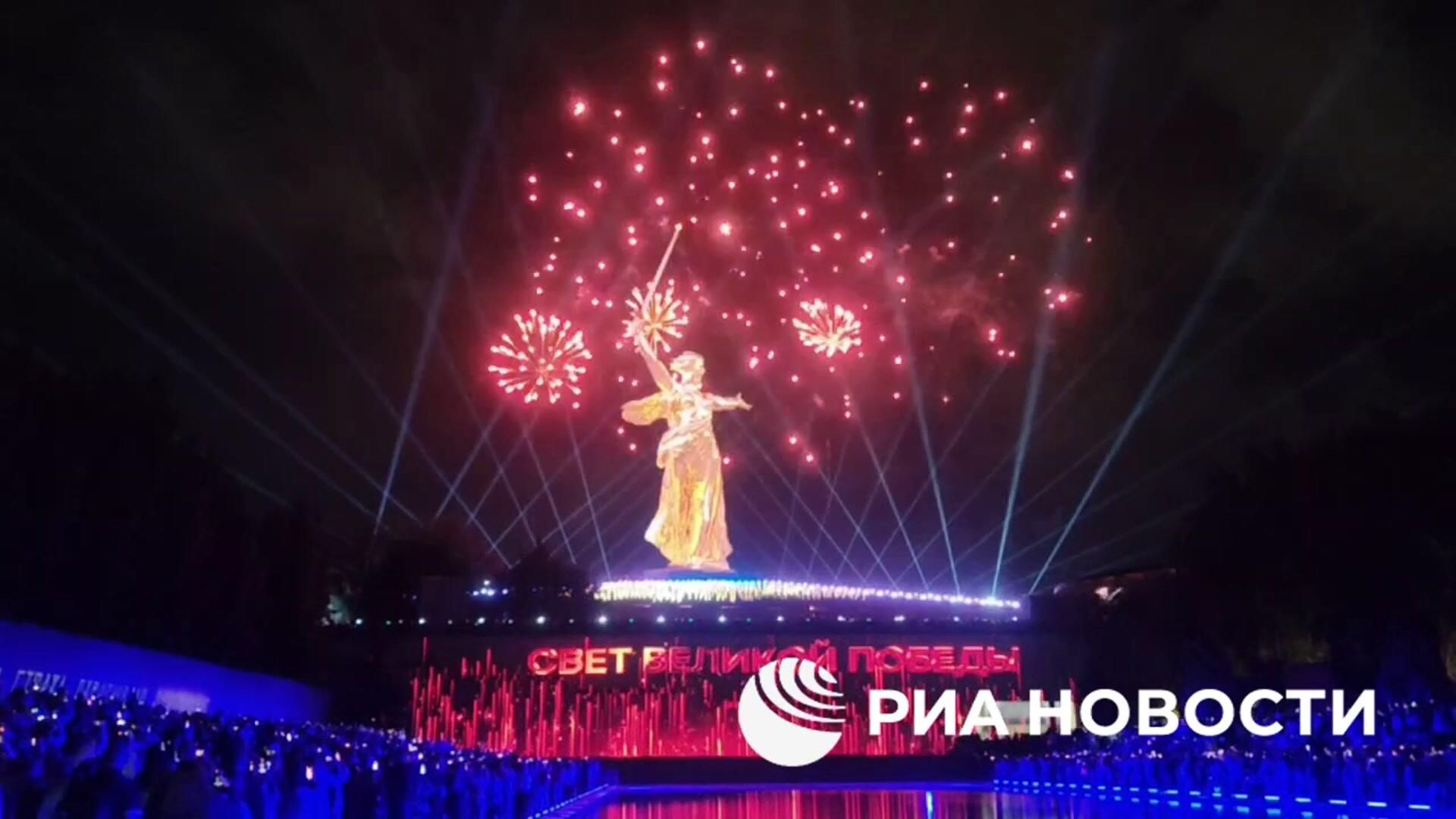 Праздничный салют над Мамаевым курганом Праздничный салют над Мамаевым курганом - РИА Новости, 1920, 09.05.2025