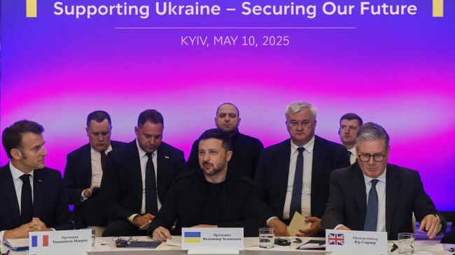 Президент Франции Эммануэль Макрон, Владимир Зеленский и премьер-министр Великобритании Кир Стармер во время встречи в Киеве