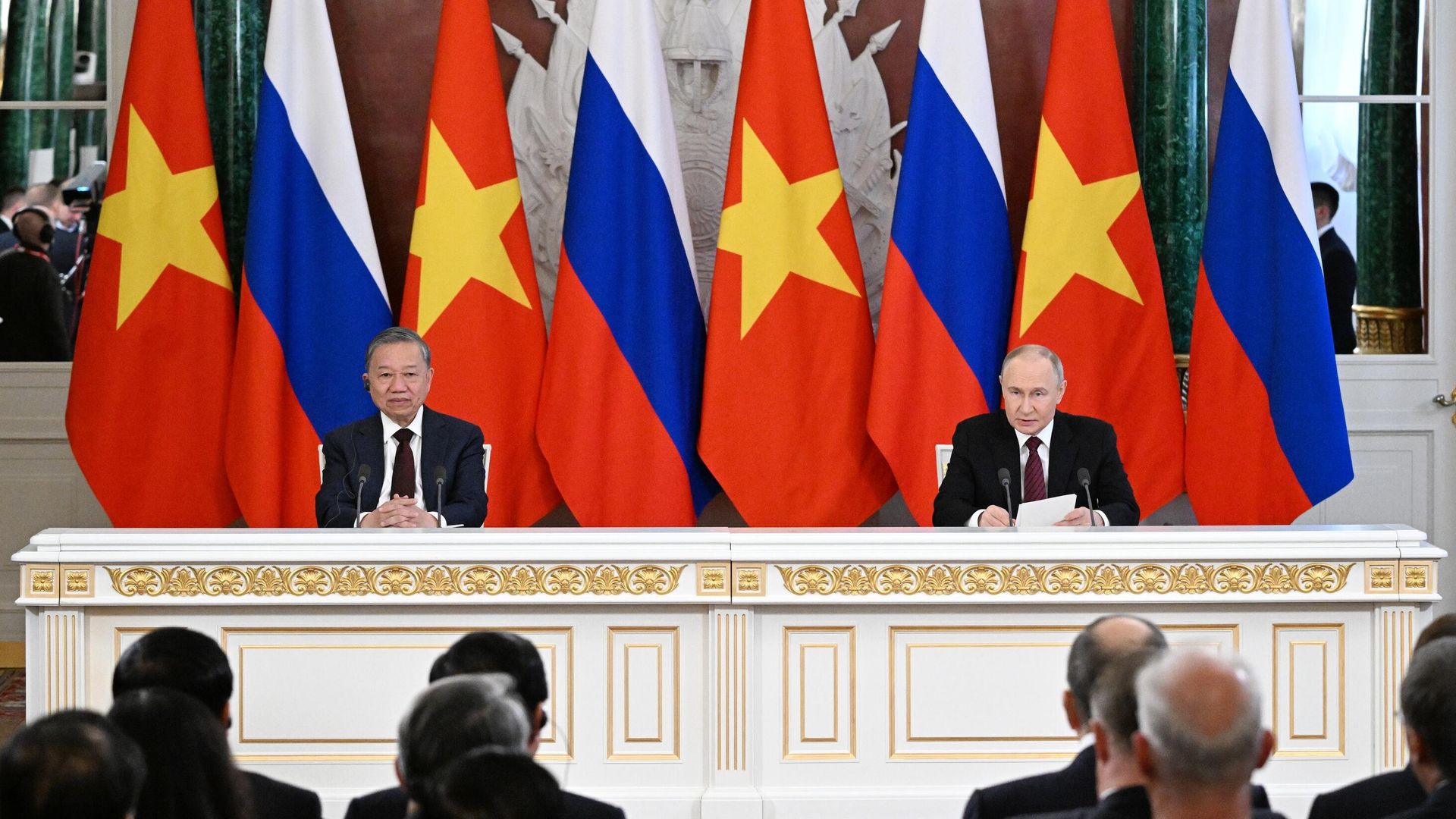 Президент России Владимир Путин и генеральный секретарь Коммунистической партии Вьетнама То Лам на церемонии подписания документов по итогам встречи - РИА Новости, 1920, 10.05.2025