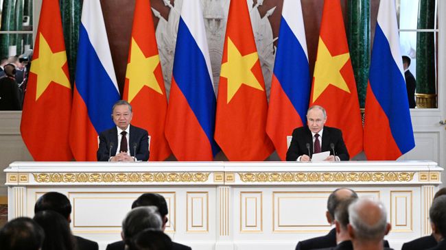 Президент России Владимир Путин и генеральный секретарь Коммунистической партии Вьетнама То Лам на церемонии подписания документов по итогам встречи