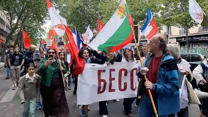 Участники акции Бессмертный полк в Париже, Франция. Кадр видео Участники акции Бессмертный полк в Париже, Франция. Кадр видео - РИА Новости, 1920, 10.05.2025