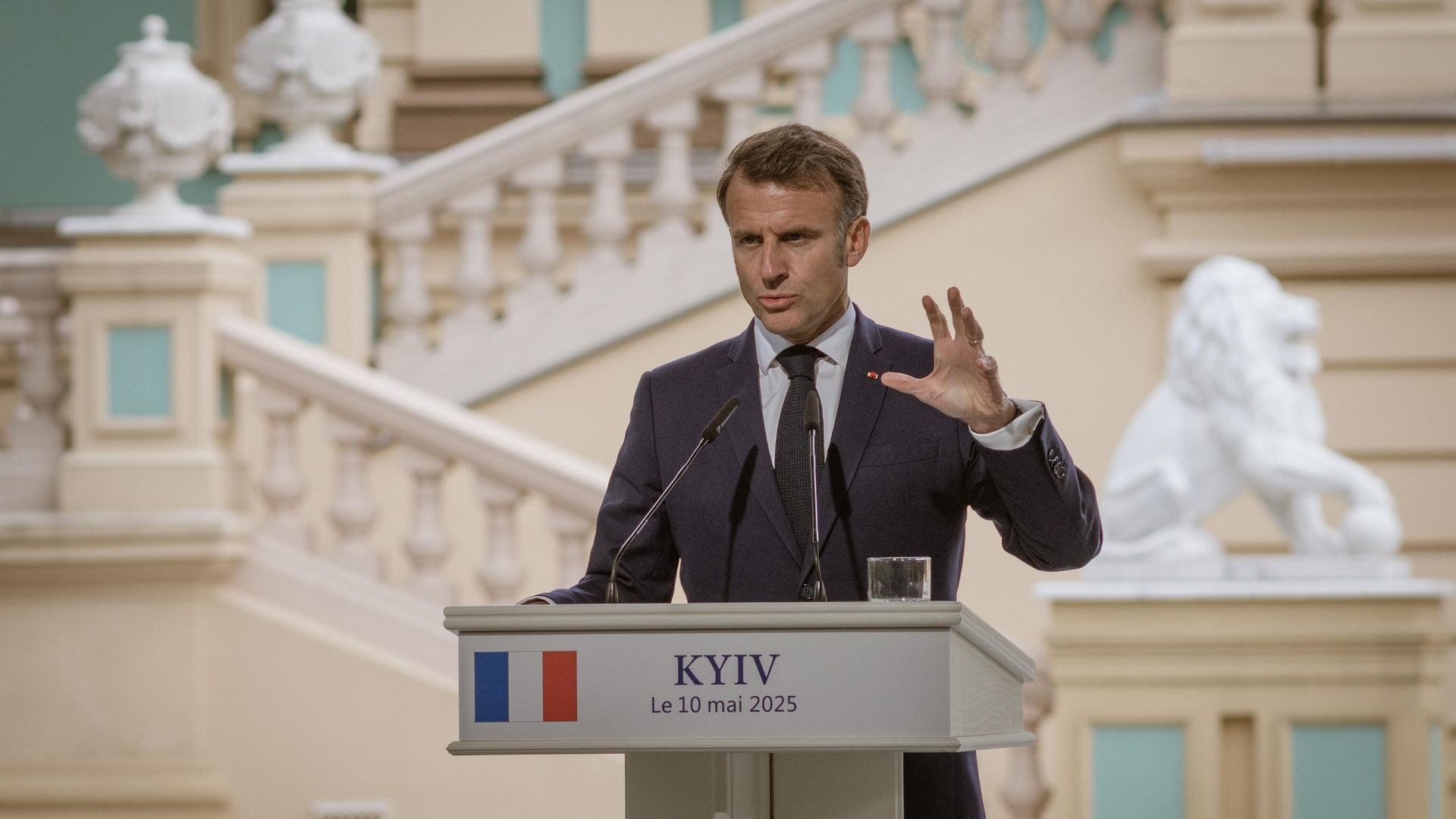 Президент Франции Эммануэль Макрон во время пресс-конференции в Киеве. 10 мая 2025 Президент Франции Эммануэль Макрон во время пресс-конференции в Киеве. 10 мая 2025 - РИА Новости, 1920, 10.05.2025