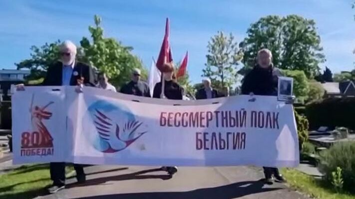 Участники акции памяти на кладбище города Генк, Бельгия. Кадр видео Участники акции памяти на кладбище города Генк, Бельгия. Кадр видео - РИА Новости, 1920, 10.05.2025