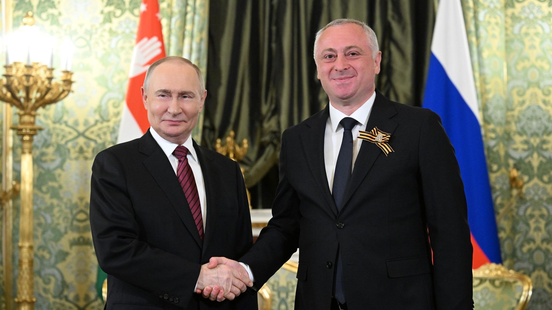 Президент РФ Владимир Путин и президент Абхазии Бадра Гунба во время встречи Президент РФ Владимир Путин и президент Абхазии Бадра Гунба во время встречи - РИА Новости, 1920, 09.05.2026