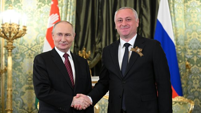 Президент РФ Владимир Путин и президент Абхазии Бадра Гунба во время встречи
