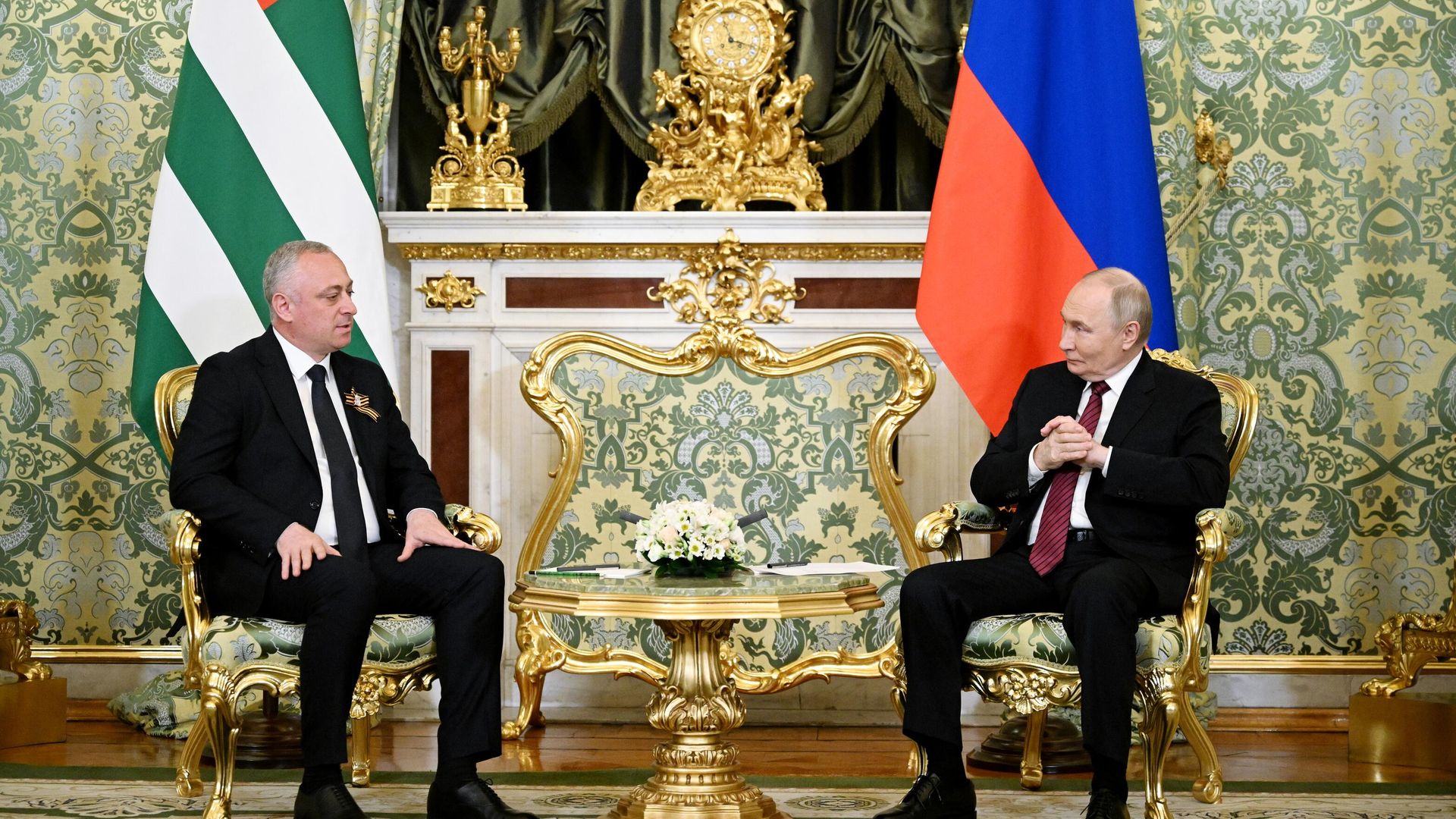 Президент РФ Владимир Путин и президент Абхазии Бадра Гунба во время встречи. 10 мая 2025 Президент РФ Владимир Путин и президент Абхазии Бадра Гунба во время встречи. 10 мая 2025 - РИА Новости, 1920, 10.05.2025