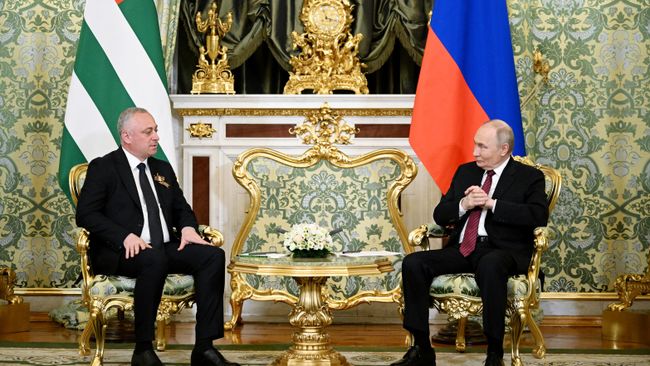 Президент РФ Владимир Путин и президент Абхазии Бадра Гунба во время встречи