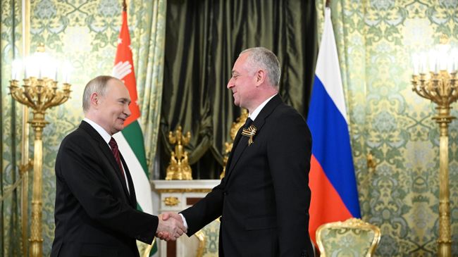 Президент России Владимир Путин и президент Абхазии Бадра Гунба во время встречи Президент России Владимир Путин и президент Абхазии Бадра Гунба во время встречи