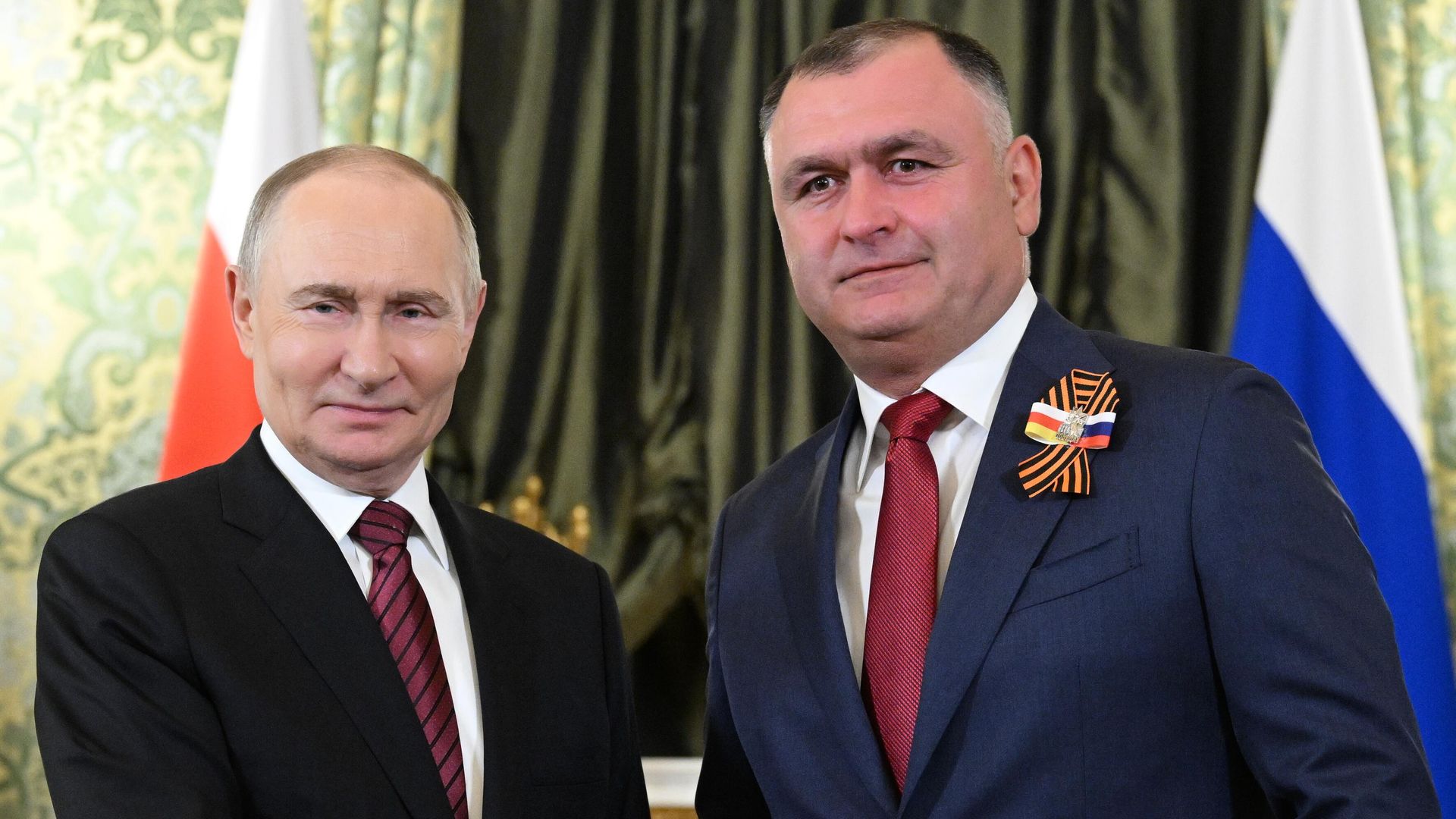 Президент РФ Владимир Путин и президент Южной Осетии Алан Гаглоев - РИА Новости, 1920, 09.05.2026