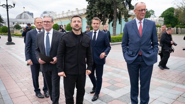 Премьер-министр Польши Дональд Туск, премьер-министр Великобритании Кир Стармер, канцлер Германии Фридрих Мерц, президент Франции Эммануэль Макрон и Владимир Зеленский в Киеве, Украина. 10 мая 2025