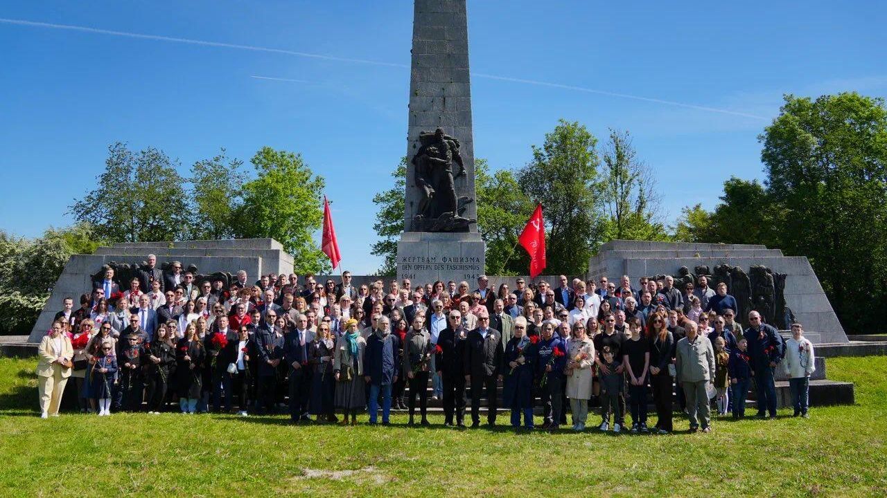 Российская делегация почтила память погибших в Маутхаузене. 10 мая 2025 Российская делегация почтила память погибших в Маутхаузене. 10 мая 2025 - РИА Новости, 1920, 11.05.2025