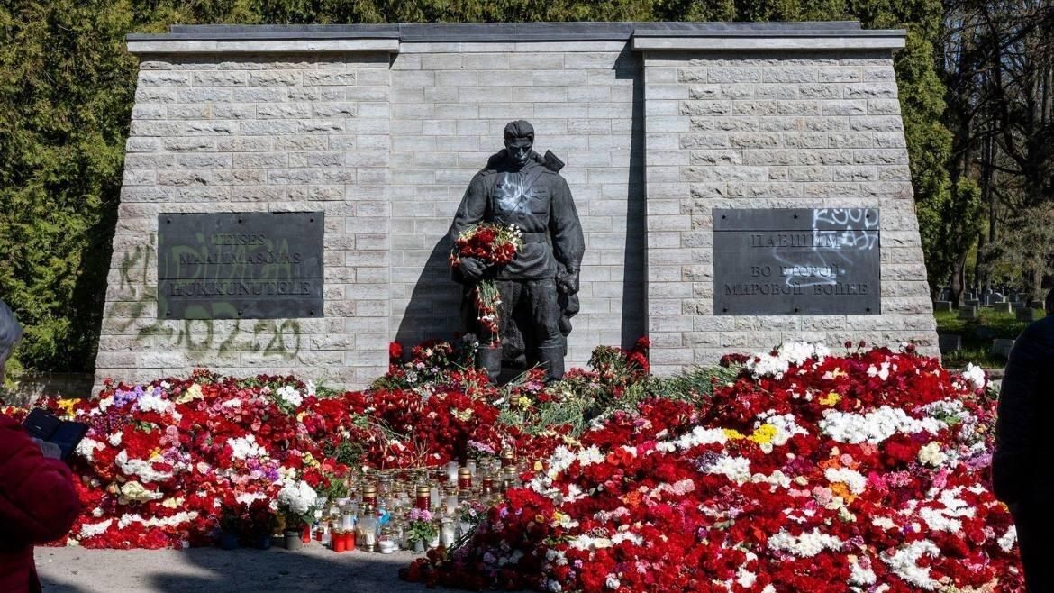 Неизвестные осквернили Бронзового солдата в Таллине  - РИА Новости, 1920, 12.05.2025