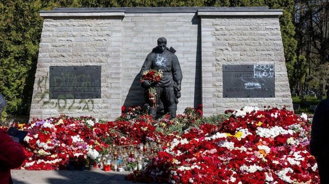 Неизвестные осквернили Бронзового солдата в Таллине 